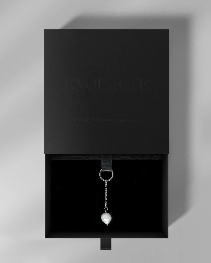 Minimalistic choker with pearl